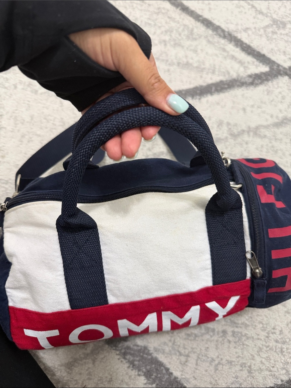 Tommy Hilfiger Small Duffle Bag - Picture 2 of 8